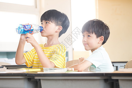小学生喝水图片