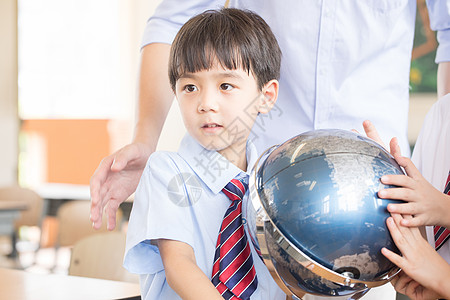 老师教学生使用地球仪图片