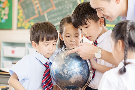 少年读书老师教学生使用地球仪背景