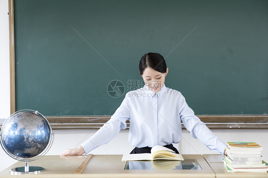 女教师上课高清图片下载-正版图片501008945-摄图网