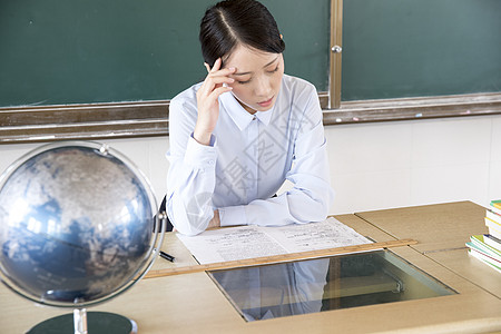烦恼的女教师图片