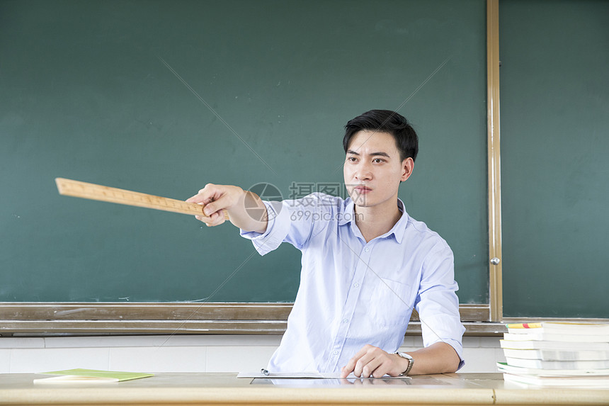 男教师上课高清图片下载-正版图片501008994-摄图网