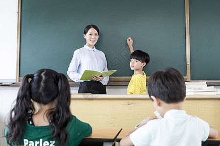 女教师上课小学生图片