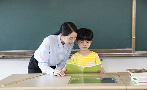 女教师上课小学生图片