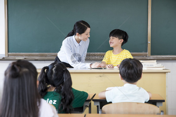 女教师上课小学生图片