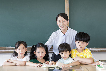 女老师和学生们图片