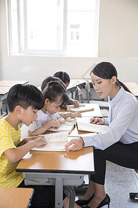 女教师指导学生学习图片