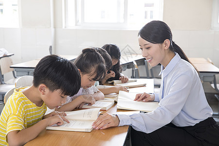 女教师指导学生学习图片