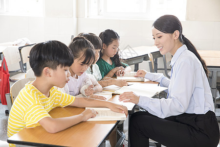 女教师指导学生学习教室高清图片素材