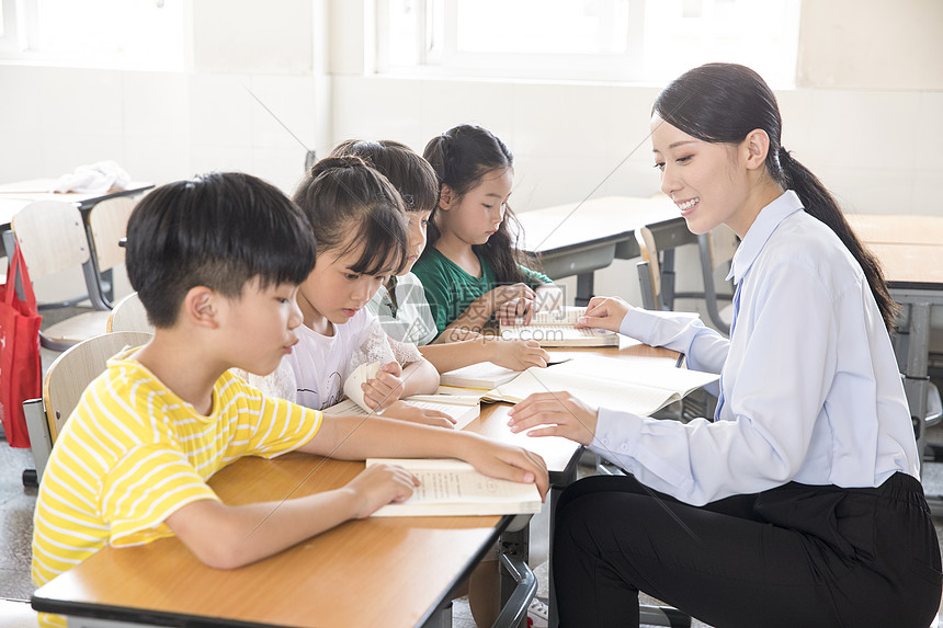 女教师指导学生学习图片