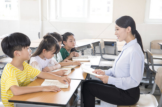 女教师指导学生学习图片