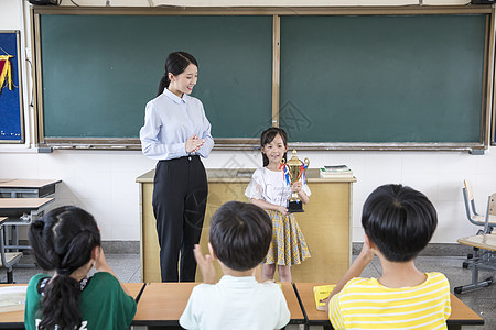 女老师学生颁奖图片