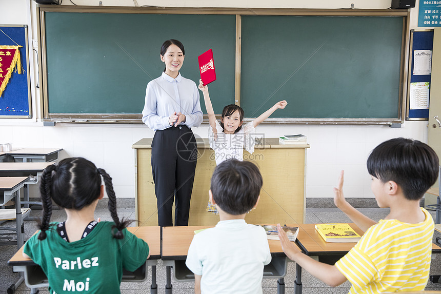 女老师学生颁奖图片