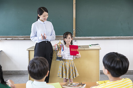 女老师学生颁奖图片