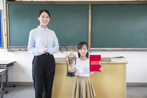 女老师学生颁奖图片