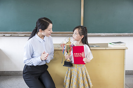 女老师学生颁奖高清图片