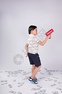 儿童玩喷钱枪背景图片