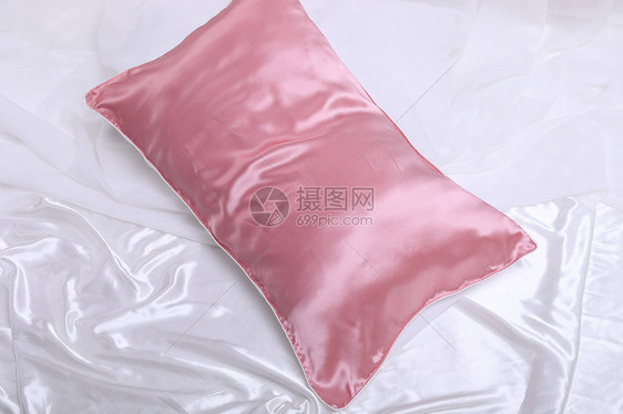 柔软的粉色枕头图片
