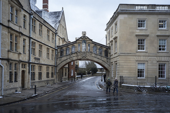 英国牛津大学雪景图片