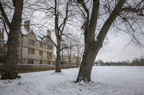 英国牛津大学雪景图片