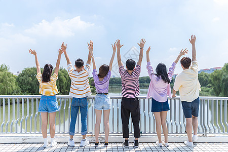 大学生高举双手背景图片