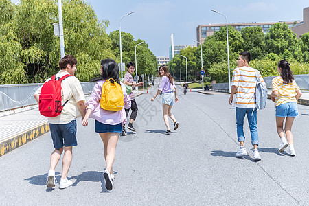 大学生校园奔跑背景图片