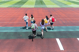 大学生奔跑图片