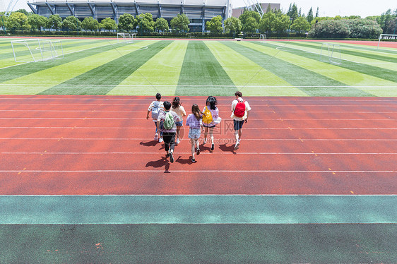 大学生奔跑图片