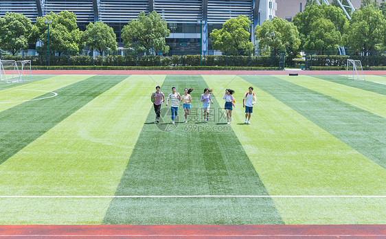 大学生奔跑图片