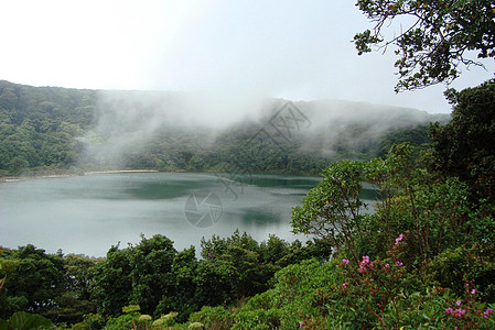 哥斯达黎加波阿斯火山上的火山湖是全世界最酸性的湖泊之一背景图片