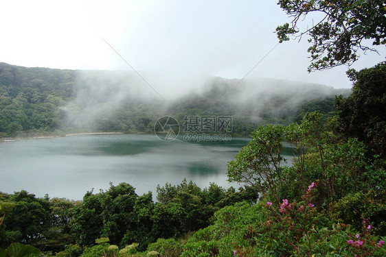 哥斯达黎加波阿斯火山上的火山湖是全世界最酸性的湖泊之一图片