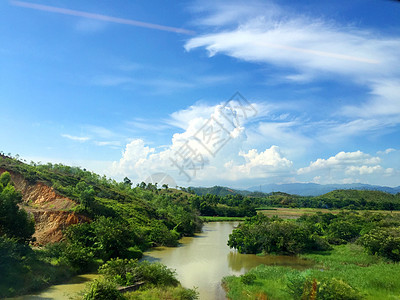 山里湖边夏日避暑图片