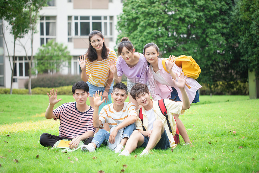 ‘~学生在草地上打招呼  ~’ 的图片