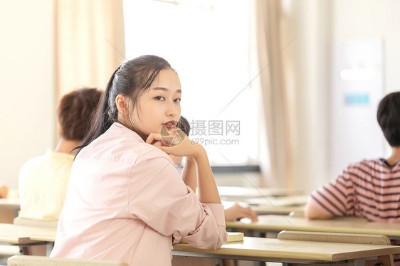 女大学生上课图片