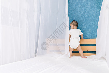 床上玩耍的婴儿宝宝背景图片