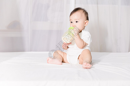 呵护婴儿喝奶背景