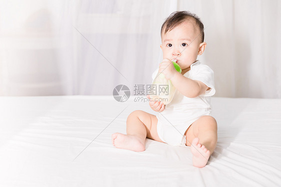婴儿喝奶图片