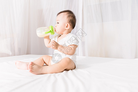 婴儿喝奶呵护周岁高清图片