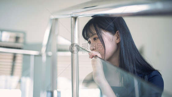 清新美女在楼道图片