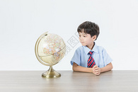 儿童看地球仪图片