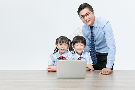 老师陪孩子使用电脑图片