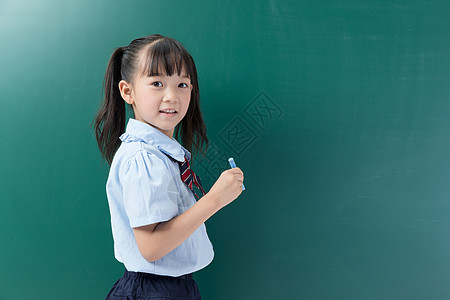 儿童学生站在黑板前图片