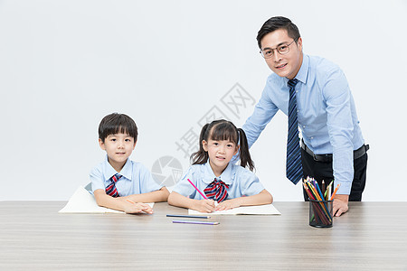 老师和孩子一起学习图片