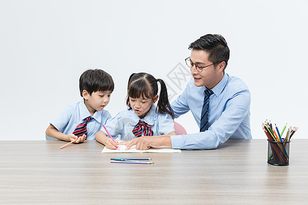 老师和孩子一起学习图片