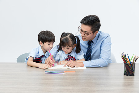 老师和孩子一起学习图片