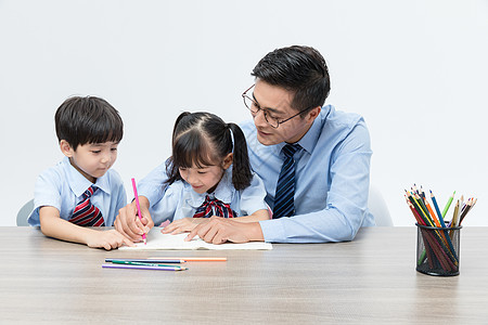 老师和孩子一起学习图片