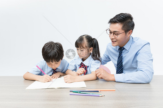 老师和孩子一起学习图片