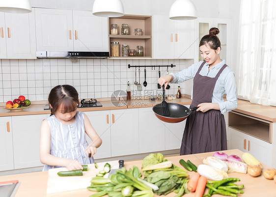 母子在厨房做饭图片