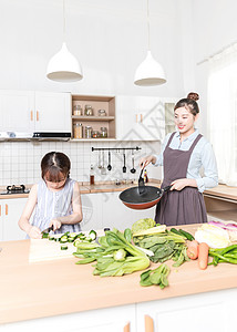 母子在厨房做饭图片