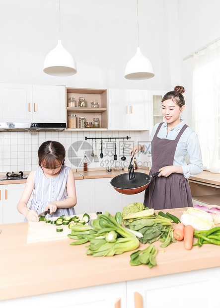 母子在厨房做饭图片